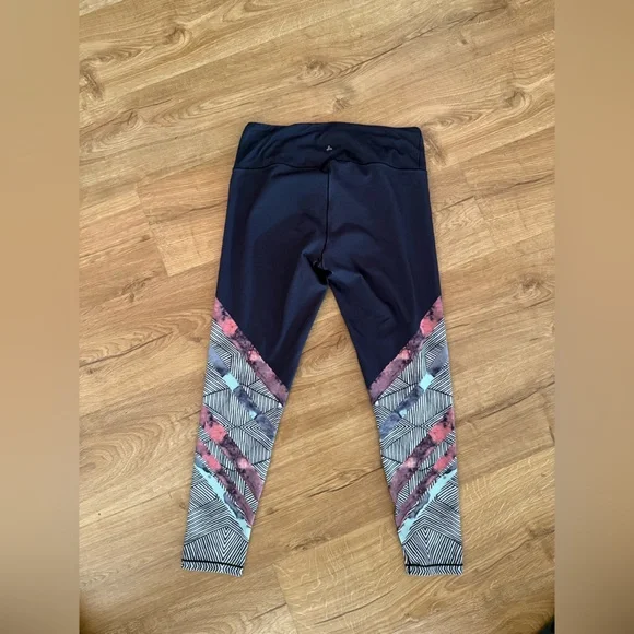 Prana leggings size M with geometric designs - Picture 3 of 6